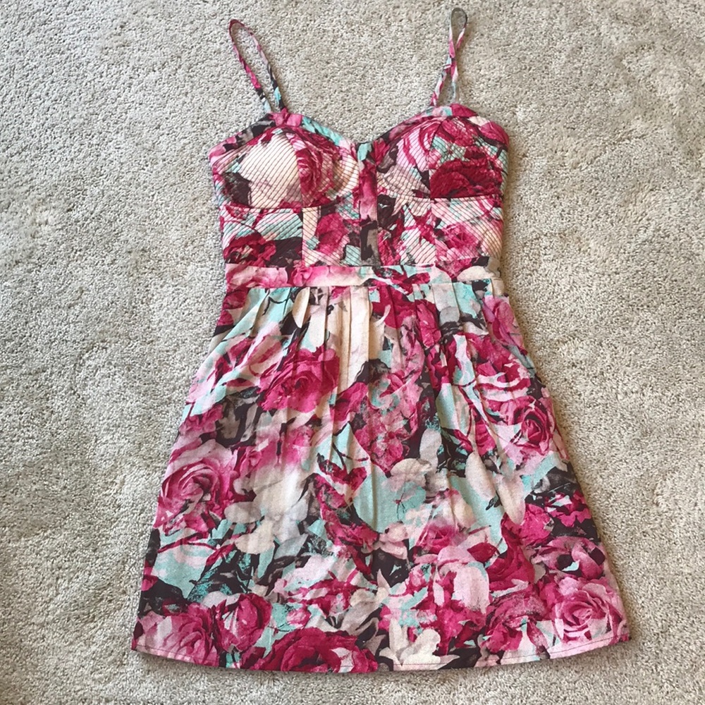 Like new Jessica Simpson floral dress 👗